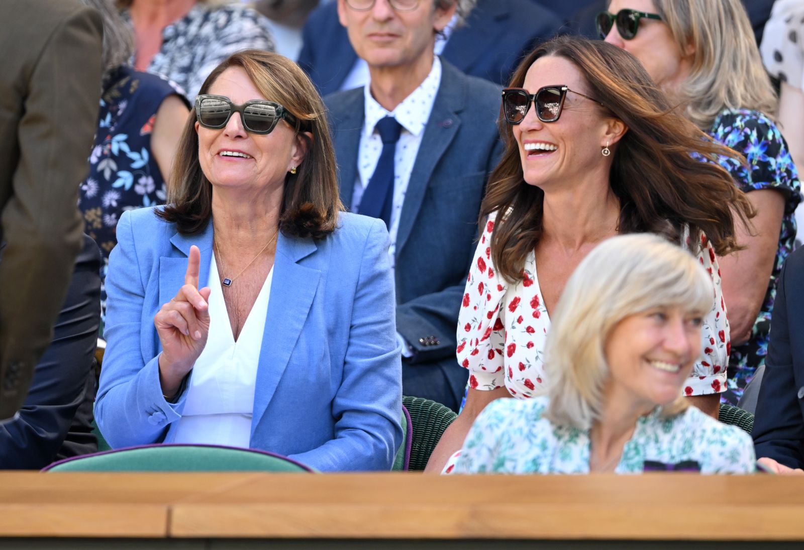 Pippa Middleton usa reforma para seu retorno a Wimbledon com a mãe Carole Middleton