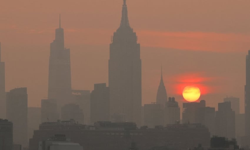Fumaça de incêndios florestais no Canadá envolve Nova York, Trump ameaça impor novas tarifas