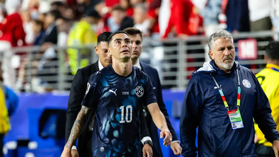 UEFA não segue a regra vermelha da FIFA